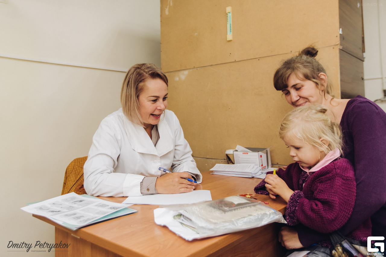 Логопед Республиканской больницы помогает пациентам 