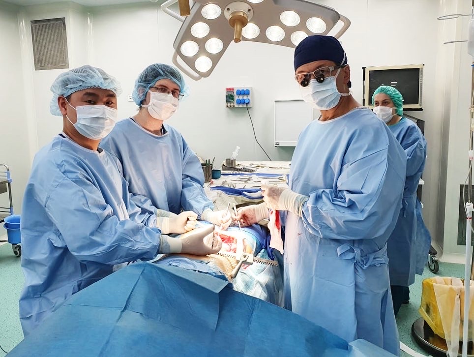 Впервые врач Республиканской клинической больницы им.Н.А.Семашко принял участие в трансплантации почки.