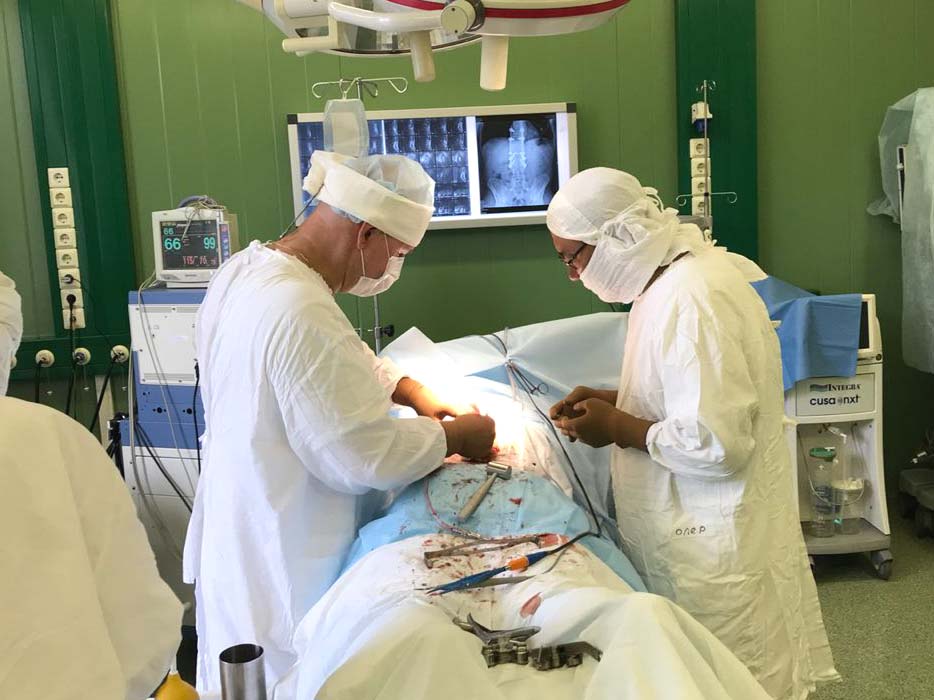 Пациент нейрохирургического отделения Республиканской больницы благодаря металлопротезам в спине выжил в разбившемся вертолете в горах Памира