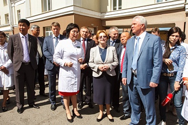 Сенатор от Бурятии Вячеслав Наговицын поздравил Республиканскую больницу с юбилеем